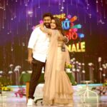 Keerthi shanthanu Instagram - Some happiieee moments on stage😍 At #Juniorsuperstars Grand finale @zeetamizh 😍 Super duper team @rjshivakanth @kpy_adhi_official @kalyanirohit @poongundran.ganesan @littleshows_ Outfit : @rehanabasheerofficial