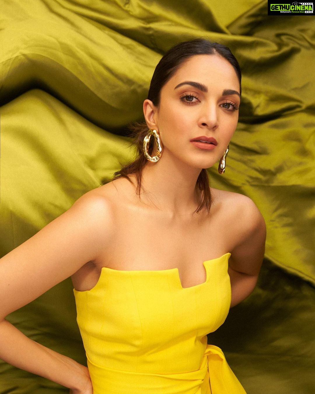 Kiara Advani Instagram - ‘Twas a bright sunny day💛☀️👻