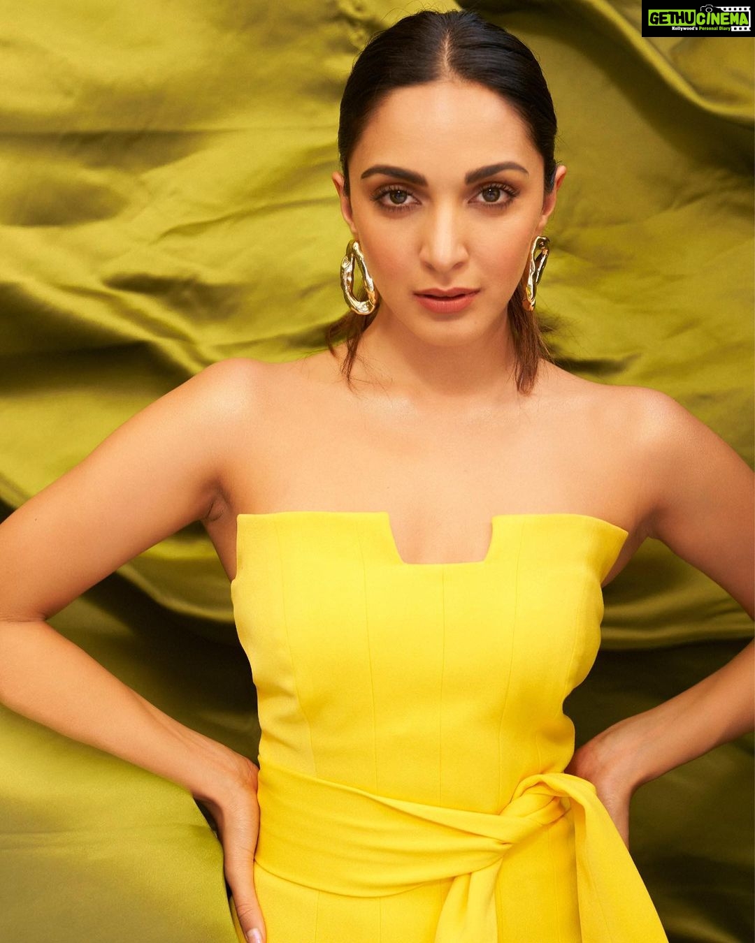 Kiara Advani Instagram - ‘Twas a bright sunny day💛☀️👻