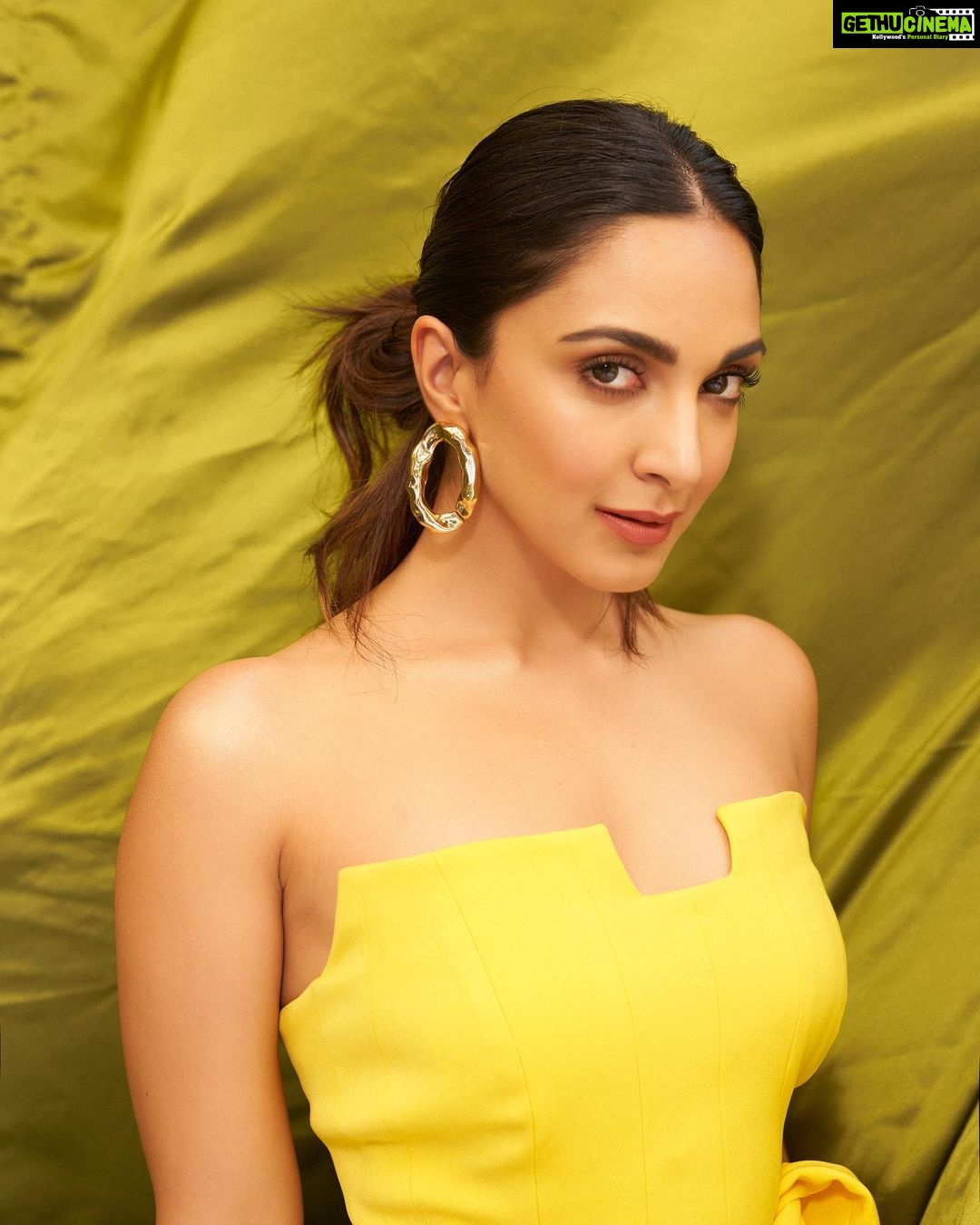 Kiara Advani Instagram - ‘Twas a bright sunny day💛☀️👻