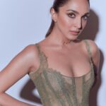 Kiara Advani Instagram - GQ tonight 💚 @lakshmilehr @aadnevikofficial @makeupbylekha @makeupbysalonij @ayeshadevitre @kadamajay