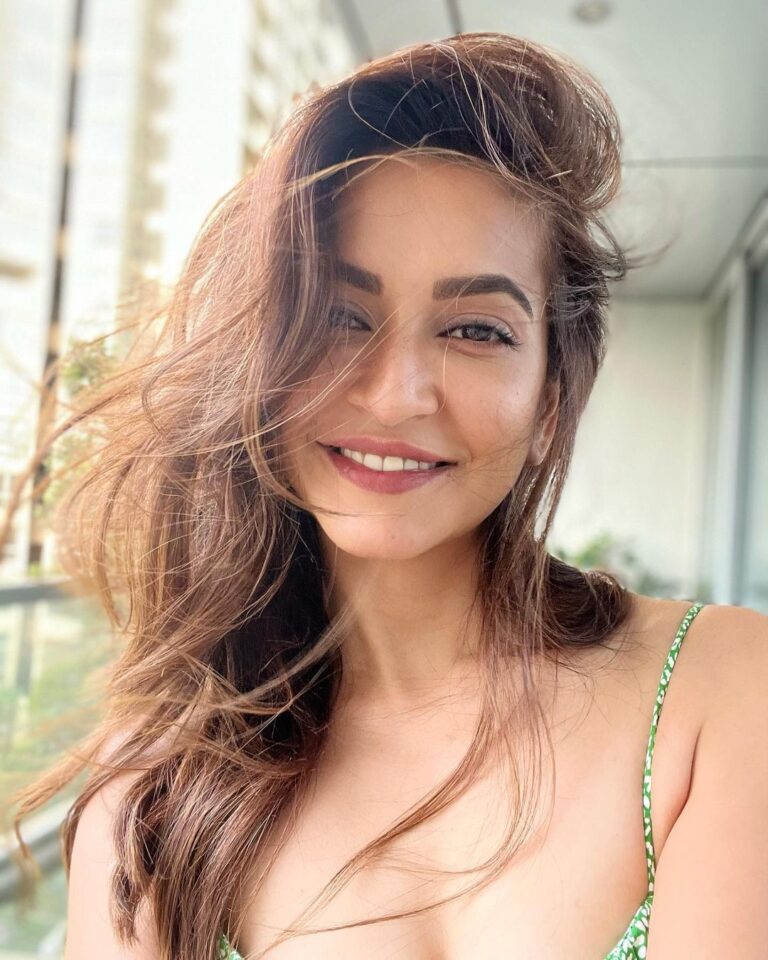 Kriti Kharbanda Instagram - When you’re happy and you know it, smile for you. 🌸💚 . . . . #whatmondayblues #goodvibesonly #happy #grateful #thankful