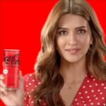 Kriti Sanon Instagram - Did you know you could win by doing as little as nodding your head? 😉😜 That’s right! 🥤🥤 Presenting the #BestCokeEver Nod Challenge. All you have to do is: 👉 Try the new Coca-Cola Zero Sugar 👉 So, what did you think? Is it the best Coke ever? 🤔 Record your reaction and tell us using only a nod 👉 Post it using #BestCokeEver 👉 Follow and tag @cocacola_india