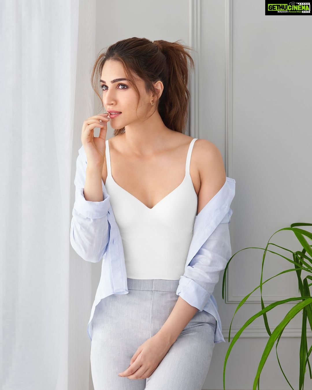 Kriti Sanon Instagram - In love with the summer collection from @uniqloin! My favourite? This perfectly breathable Linen Shirt and everyday wear BraTop, a top with an inbuilt bra! #UniqloIndia #LifeWear