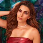 Kriti Sanon Instagram - 🍷 🍷 Outfit @ohpolly @aak.ch Styled by @sukritigrover HMU @kavyesharmaofficial @hairbytabassum 📸 @tejasnerurkarr