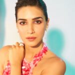 Kriti Sanon Instagram - I’m a Pink Soul 💖 Outfit @tskaffworld @vandafashionagency HMU @aasifahmedofficial @adrianjacobsofficial Styled by @sukritigrover 📸 @tejasnerurkarr