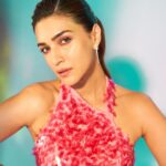 Kriti Sanon Instagram - I’m a Pink Soul 💖 Outfit @tskaffworld @vandafashionagency HMU @aasifahmedofficial @adrianjacobsofficial Styled by @sukritigrover 📸 @tejasnerurkarr