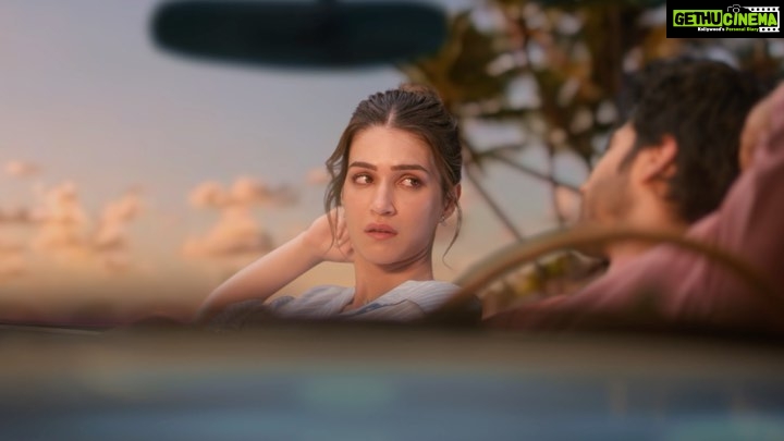 Kriti Sanon Instagram - Smiling with the ☀️ and waiting for the 🌙 The new Shining Stars Collection from @fossil.in is here @varundvn #FossilStyle #FossilIndia