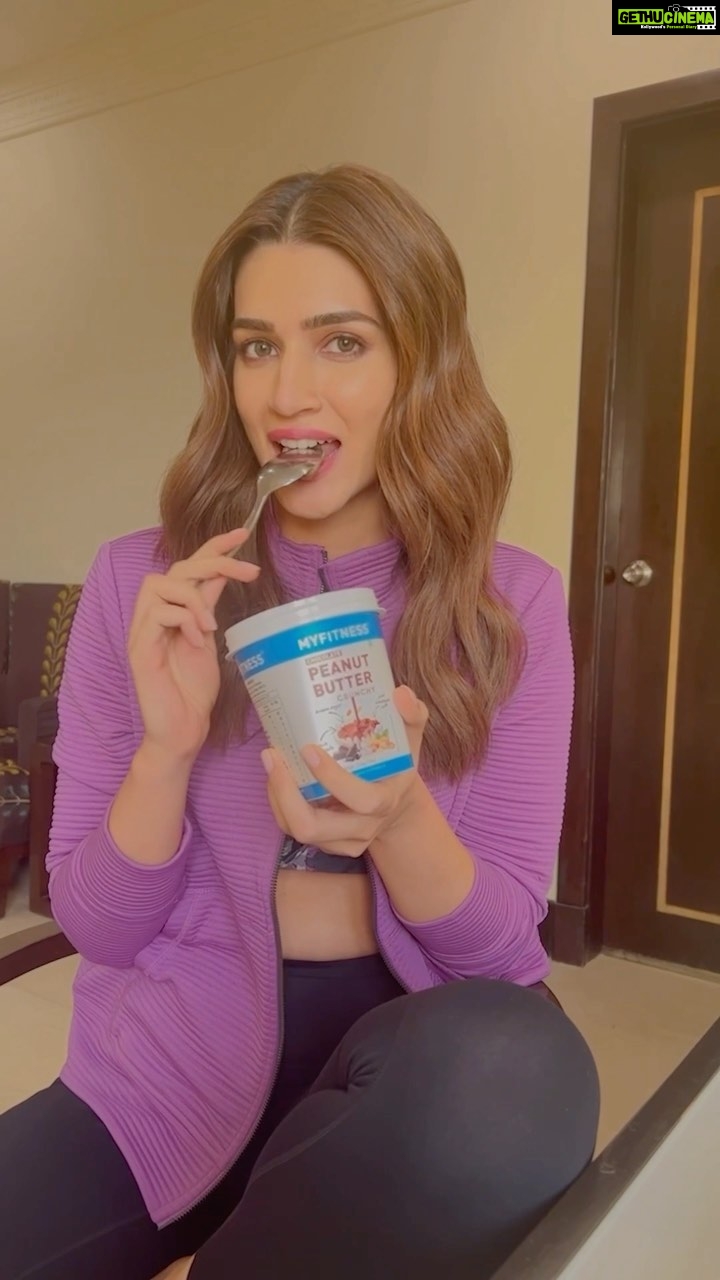 Kriti Sanon Instagram - Me and my sweet cravings! There’s always a healthier way out! And a yummier too! MyFitness Peanut Butter to my rescue like always! Brown sugar, dark chocolate and peanut butter— 🤤 🥜 🧈❤️ #MyFitness #MyFitnessPeanutButter #TheFitLife #Fitness #FitnessFirst