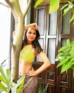 Lara Dutta Instagram - I think all the 4’s looks pretty good on me!!! Another year older, not sure if any wiser! Crazier for sure!!! Curvier too! 🤪#youonlyliveonce #alibaughdiaries #family #love #grateful #blessed 🙏🏽🙏🏽 @mbhupathi