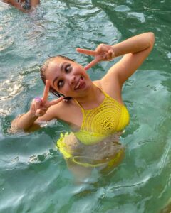 Lara Dutta Instagram - I think all the 4’s looks pretty good on me!!! Another year older, not sure if any wiser! Crazier for sure!!! Curvier too! 🤪#youonlyliveonce #alibaughdiaries #family #love #grateful #blessed 🙏🏽🙏🏽 @mbhupathi