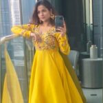 Leesha Instagram - This is called `DIY’ No one wer thr to shoot ma video, so I did it by my self 😎🤪🙈 Flaunting this elegant costume designed by @pradeepkumar0606 from @annamstudio 💛👘🌟 Address Boulevard