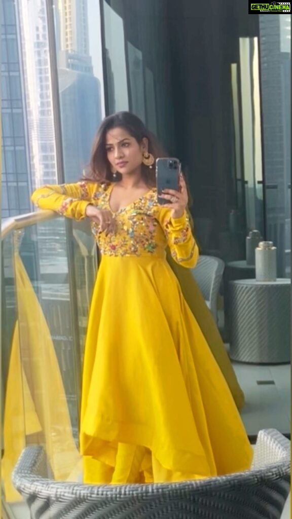 Leesha Instagram - This is called `DIY’ No one wer thr to shoot ma video, so I did it by my self 😎🤪🙈 Flaunting this elegant costume designed by @pradeepkumar0606 from @annamstudio 💛👘🌟 Address Boulevard
