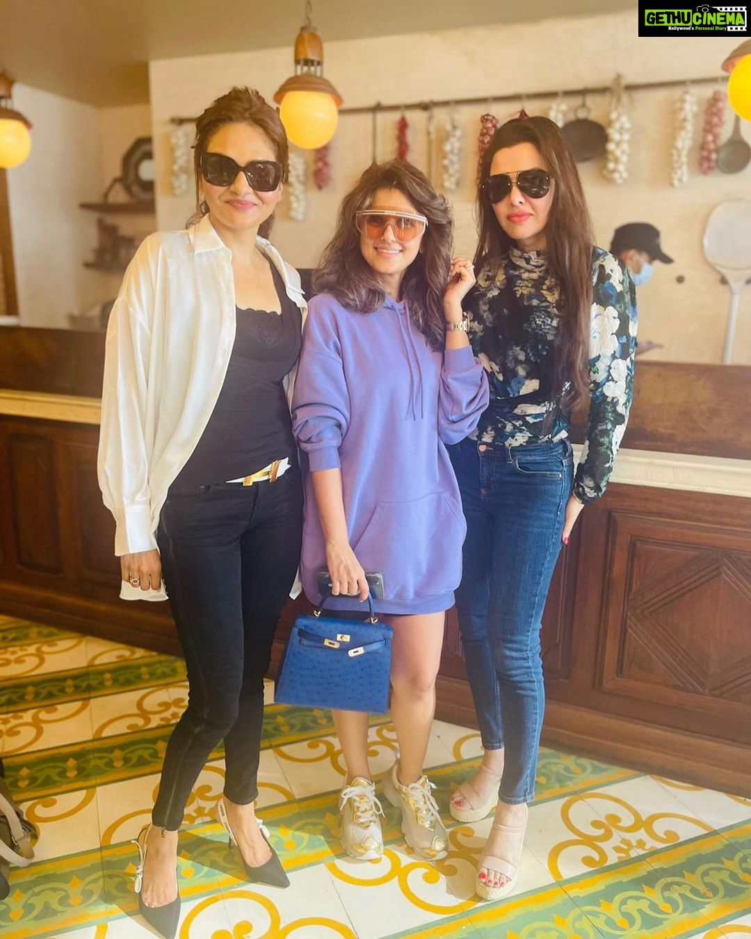 Madhoo Instagram - @jayanraheja @kaykasshanapatel @kavitatulsiani πππππΊπΊπΊπΊπΊ