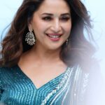 Madhuri Dixit Instagram - No Badi Mushkil about this one! 😋 #Reel #ReelItFeelIt #TrendingReels #BadiMushkil #Monday #MondayMotivation
