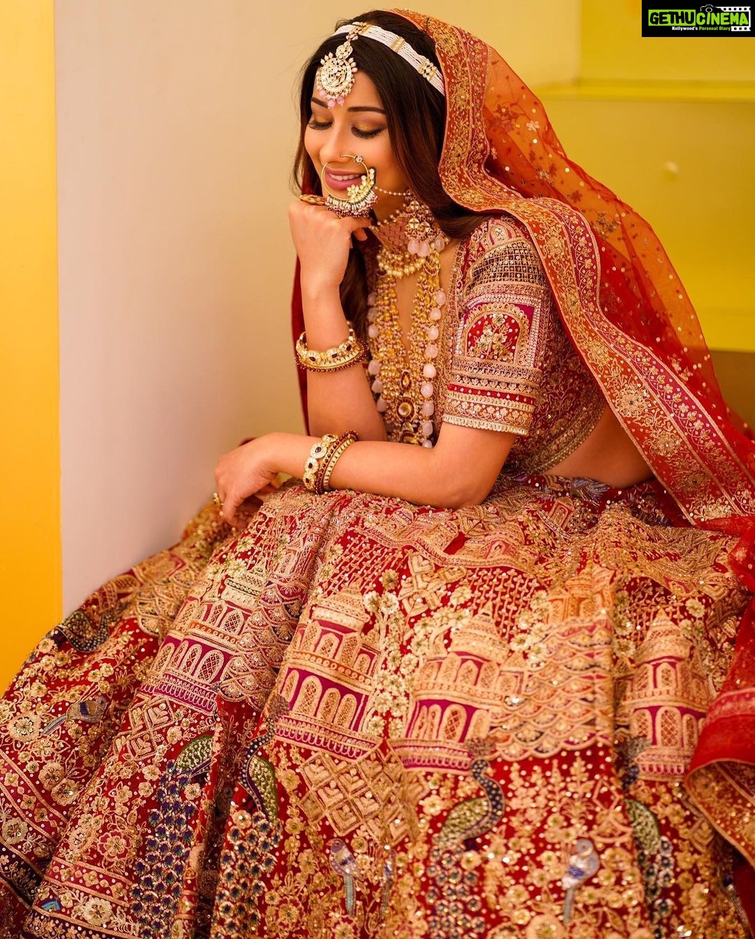 Madhuurima Instagram - ♥️♥️♥️ @nyra_banerjee . . 👗:- @kamalbhaisareesangam 💍:- @sonisapphire 📸:- @abhay_r_kirti . . #makeup #ootd #nehaadhvikmahajan #makeupbyme💄 #nammakeovers #bride #to #be #bridal #look #bridalmakeupartist #destinationweddingmakeupartist #weddingmakeup #hair #hairstyling #nammakeovers #bollywood #television #makeupartist #mumbai #traveller #all #over #the #globe #bridesmaids #goals