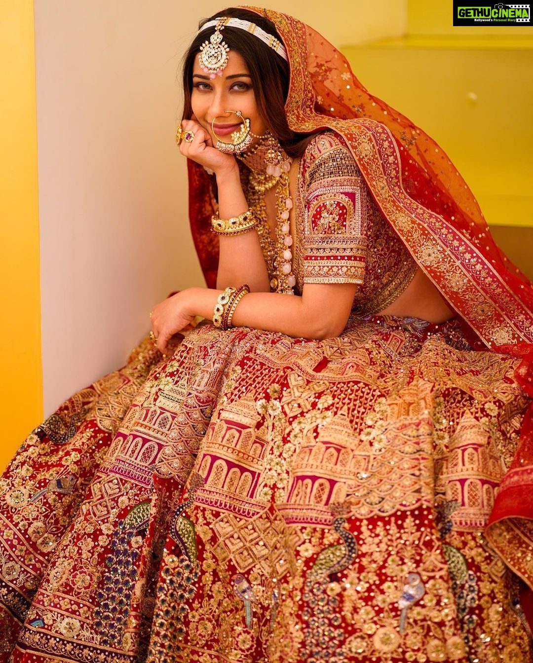 Madhuurima Instagram - ♥️♥️♥️ @nyra_banerjee . . 👗:- @kamalbhaisareesangam 💍:- @sonisapphire 📸:- @abhay_r_kirti . . #makeup #ootd #nehaadhvikmahajan #makeupbyme💄 #nammakeovers #bride #to #be #bridal #look #bridalmakeupartist #destinationweddingmakeupartist #weddingmakeup #hair #hairstyling #nammakeovers #bollywood #television #makeupartist #mumbai #traveller #all #over #the #globe #bridesmaids #goals