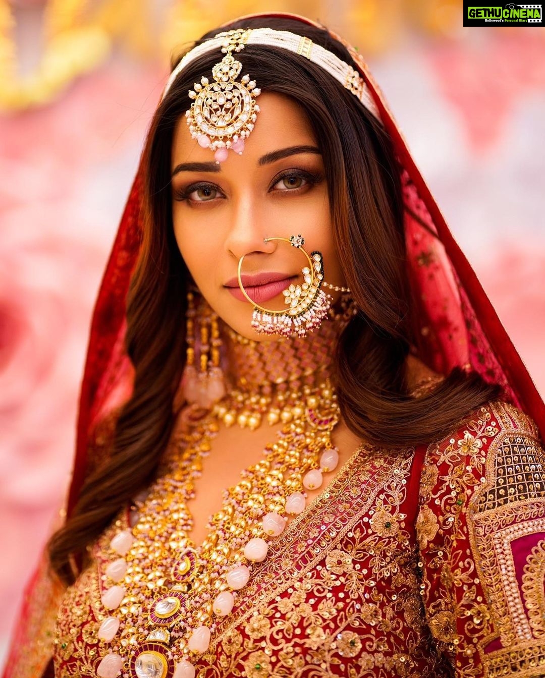Madhuurima Instagram - Season’s Soft Glam Bridal look On The Beautiful @nyra_banerjee . . 👗:- @kamalbhaisareesangam 💍:- @sonisapphire 📸:- @abhay_r_kirti . . #makeup #ootd #nehaadhvikmahajan #makeupbyme💄 #nammakeovers #bride #to #be #bridal #look #bridalmakeupartist #destinationweddingmakeupartist #weddingmakeup #hair #hairstyling #nammakeovers #bollywood #television #makeupartist #mumbai #traveller #all #over #the #globe #bridesmaids #goals