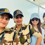 Mahima Chaudhry Instagram - Pleased to get shot with the ‘ all woman squad’. , cisf security at the Bhopal airport Plz swipe to see the 2nd pic which was taken right before I said “ shoot karo” as in take a photo and she teased by going for her gun😂🙈
