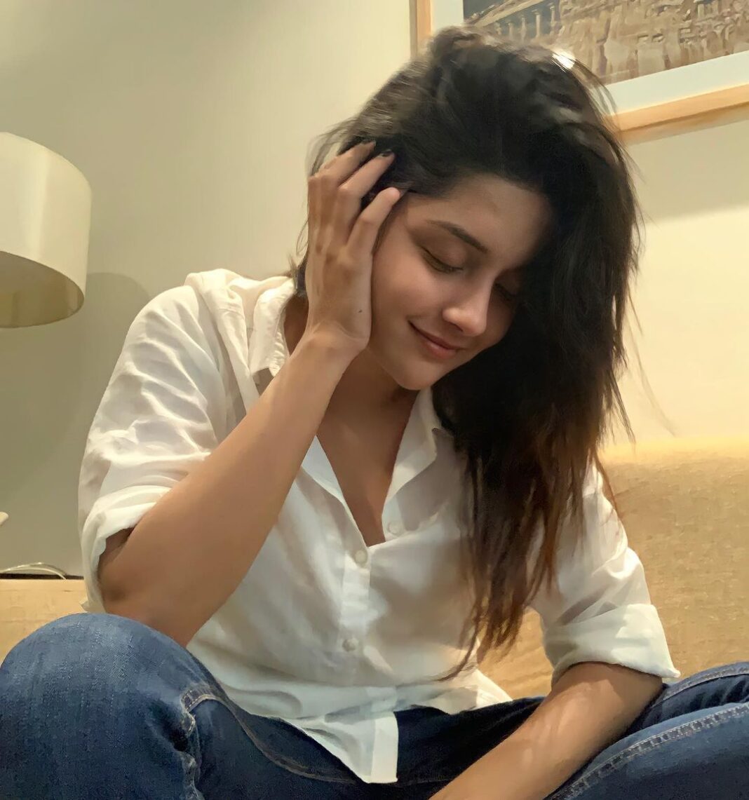 Mahima Nambiar Instagram - Just Simply me !! Blurry!! Messy!! Imperfect #simple #simplyyou #smile #smilebestmakeup #feelfresh #youarebeautiful #shinebright #selfie #selflove