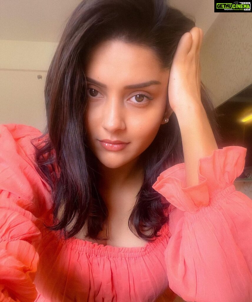 Mahima Nambiar Instagram - A girl should be two things: who and what she wants 💫 #goodmorning #morningvibes #thoughtoftheday #riseandshine #goodvibesonly #beyourself #selflove #poser
