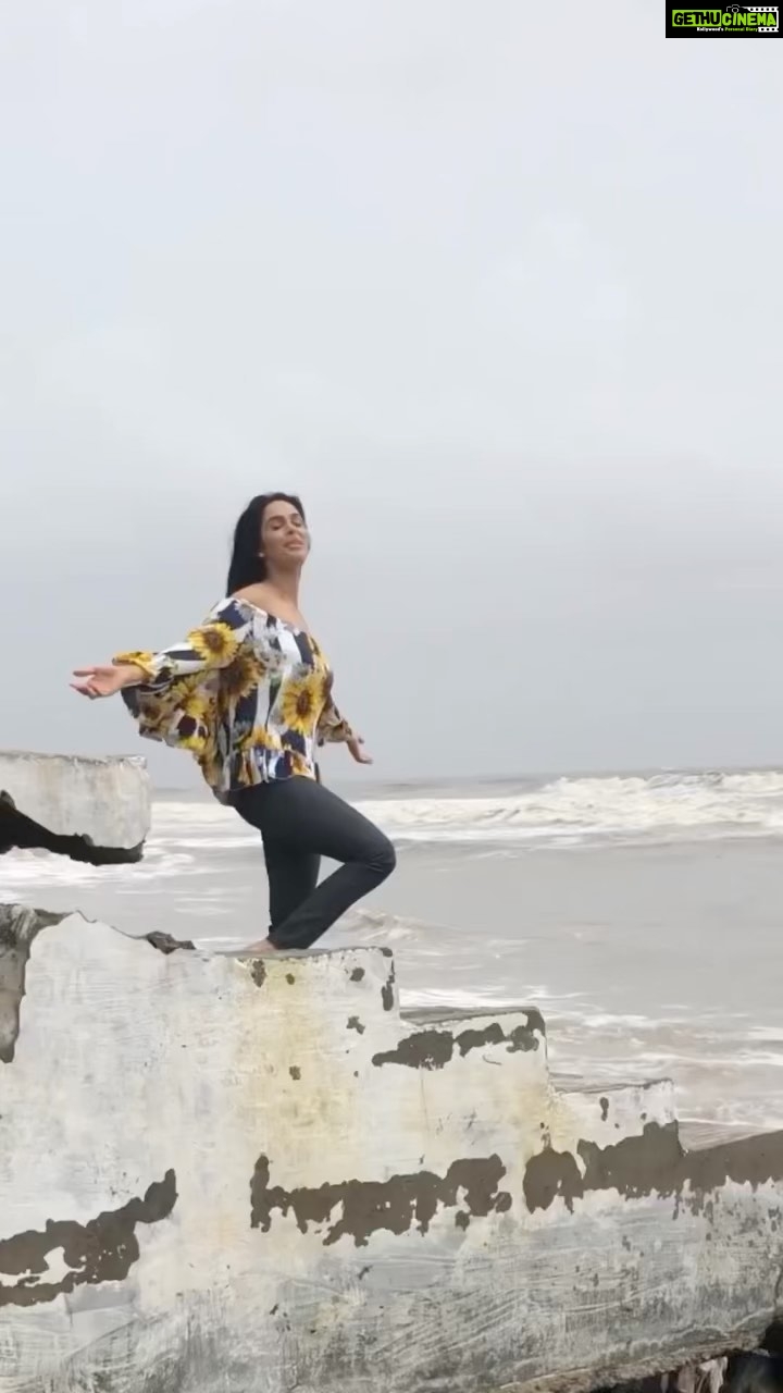 Mallika Sherawat Instagram - Behind the scenes 📸 . . . . . . . . #reelitfeelit #reel Varsova Beach