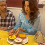 Mallika Sherawat Instagram - Here’s to the best of the times, the Iftar time, happy iftar with lots of delicious Vegan food 🍨🍧🍦, thank you @itstahershabbir for such a fun evening & for Vegan Mithai 🧁 #iftari #ramzan #iftar #ramadan
