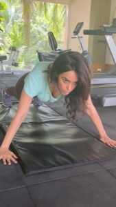 Mallika Sherawat Instagram - Beginning my week with push-ups , it took me a LONG time to develop strength to do full body push ups 💪 How many push ups do you do? . . . . . . . . #fitnesslove #fitnessvideo #workoutday #fitnessgram #fitnessaddicts #fitnessinfluencer #fitnessforlife #lovefitness #fitnessjunkie #fitnessgirlmotivation #ilovefitness #loveforfitness #lovelifefitness #ilovehighfitness #fitnessblogger #fitnesslovers #fitgoals #fitnessinspiration #fitnessmotivation #fitnesslife #fitnessmode #fitnessguru Mumbai - मुंबई