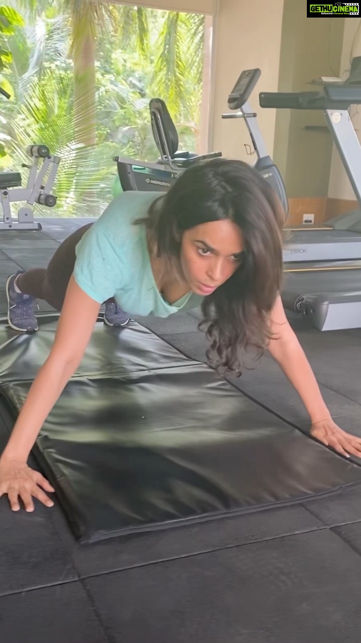 Mallika Sherawat Instagram - Beginning my week with push-ups , it took me a LONG time to develop strength to do full body push ups 💪 How many push ups do you do? . . . . . . . . #fitnesslove #fitnessvideo #workoutday #fitnessgram #fitnessaddicts #fitnessinfluencer #fitnessforlife #lovefitness #fitnessjunkie #fitnessgirlmotivation #ilovefitness #loveforfitness #lovelifefitness #ilovehighfitness #fitnessblogger #fitnesslovers #fitgoals #fitnessinspiration #fitnessmotivation #fitnesslife #fitnessmode #fitnessguru Mumbai - मुंबई