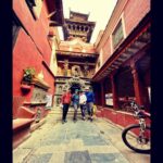 Manisha Koirala Instagram - One of the best mornings of my life cycling to my favourite #patandurbarsquare and tiny lanes of #kathmandu !! Gorgeous temples we got chance to pray 🙏🏻 #heritagesitesofnepal #patan @saroshpradhan @choendenla @siddhartha.koirala