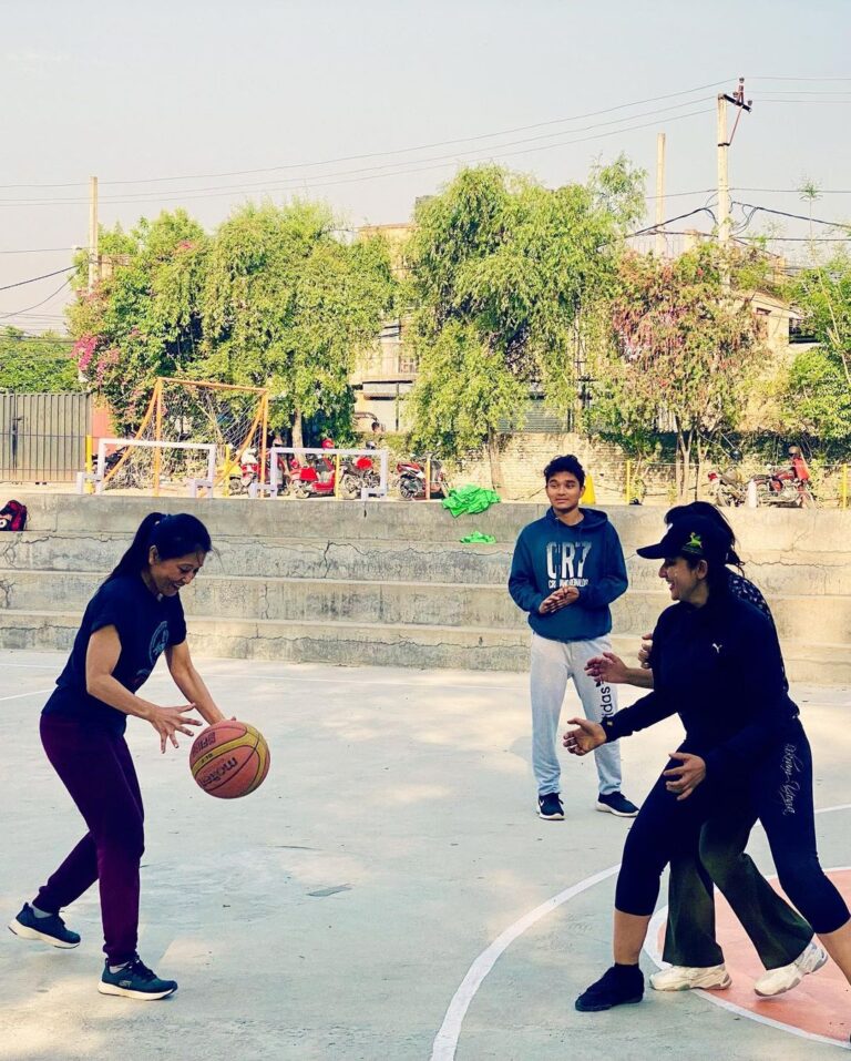 Manisha Koirala Instagram - Our #saturdaymorning playing #basketball after looooong time..#friends #sports @drrashmey @jyoti20091 @priya.singh.thapa @choendenla