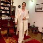 Manisha Koirala Instagram - I confess my favourite colour is white !! I just can’t escape it..❤️💐🙏🏻 @kasa.kasastyle 😍