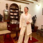 Manisha Koirala Instagram - I confess my favourite colour is white !! I just can’t escape it..❤️💐🙏🏻 @kasa.kasastyle 😍