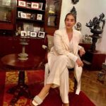 Manisha Koirala Instagram - I confess my favourite colour is white !! I just can’t escape it..❤️💐🙏🏻 @kasa.kasastyle 😍