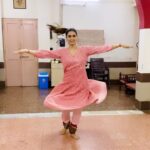 Meenakshi Dixit Instagram - Riyaz ❤️✨ In the guidance of @rajendrachaturvedi @gopikrishnakathak #kathak #kathakdance #love #dance #practice #reelsinstagram #reels #reelitfeelit