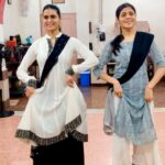 Meenakshi Dixit Instagram - Happy International Dance Day ❤️😇 Learning Jugalbandi with @seema___purohit and at Tabla @mishrakalinath ji In the guidance of my kathak guru @rajendrachaturvedi @gopikrishnakathak #kathak #dance #reelsinstagram #internationaldanceday #reels #trending #indianclassicaldance #reelitfeelit