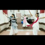 Meenakshi Dixit Instagram - Practicing 5 leg, 3 leg and 1 leg spinning in Farmaishi Sadharan Toda Teentaal. It's always fun dancing with these talented beauties @meenakshidixit ❤️😘 @hitika.galani ❤️😘 Thank you Guruji for always encouraging us @rajendrachaturvedi 🙏😇 #riyaz #kathakriyaz #kathak #toda #practice #longwaytogo @gopikrishnakathak 🙏😇 Nateshwar Nritya Kala Mandir - Kathak Institute of Late Natraj Gopi Krishna