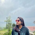 Meera Nandan Instagram - ഈ കണ്ണാടിക്ക് കോസ്മോഫ്രിൽ എന്ന് പറയും. എന്റെ ഫ്രണ്ട് Philadelphia-ന്ന് കൊണ്ടുവന്നതാ 🤪 #iykyk #ooty #throwback #whataweekend #its81115 #bestpeople #love #positivevibes #memories #goodvibes #nature #shortestvacayever #memoriesmade #instagood Ooty & Coonoor, Nilgiri Hills, Tamil Nadu