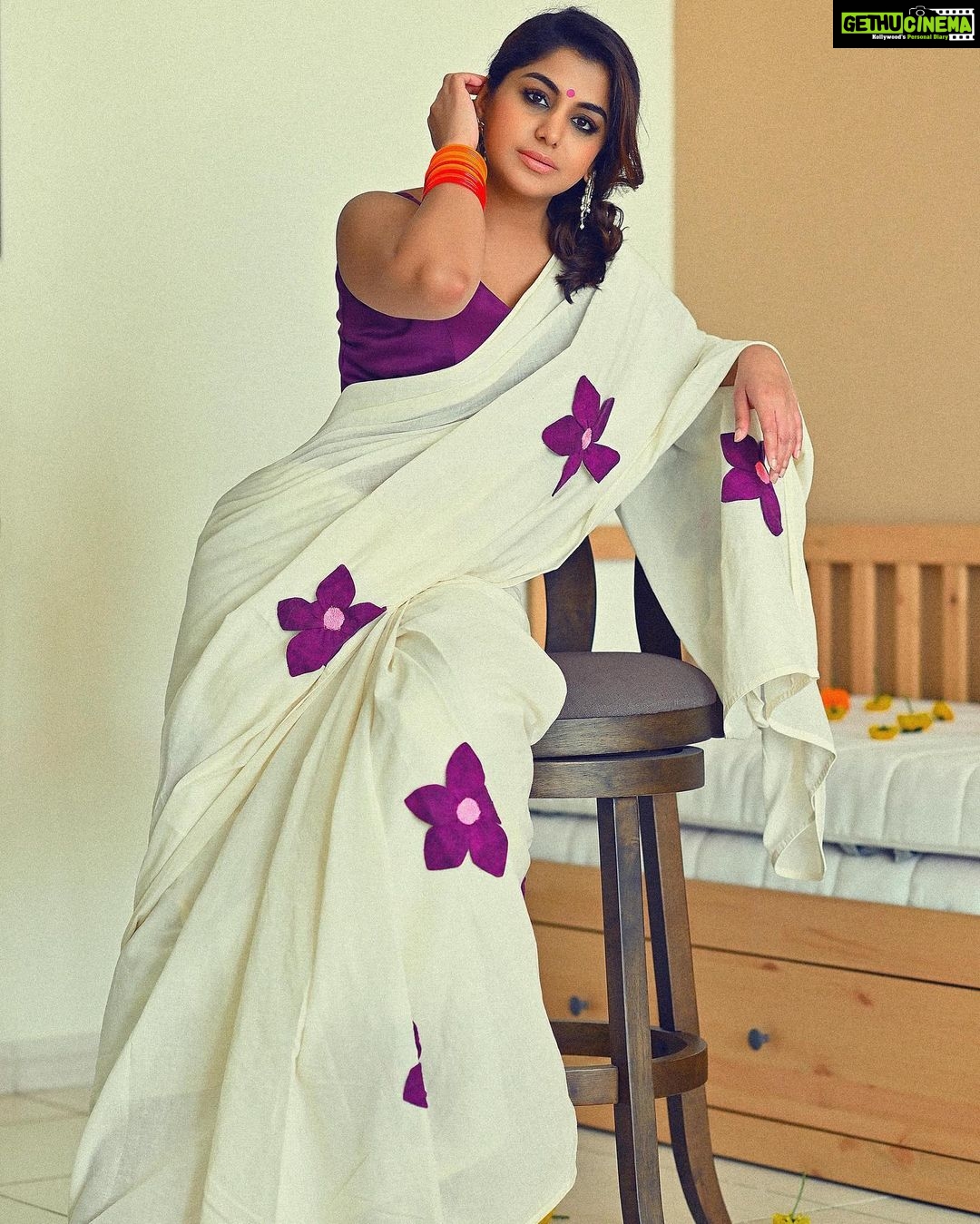 Meera Nandan Instagram - വിഷു ആശംസകൾ 🌸✨ . 📸 @shinihas . #vishu #vishu2022 #happyvishu #positivevibes #instagood #indianwear #saree #rouka #allsmiles #love #loveandlight #happyvibes #dubai #vishuindubai #mydubai Dubai, United Arab Emiratesدبي