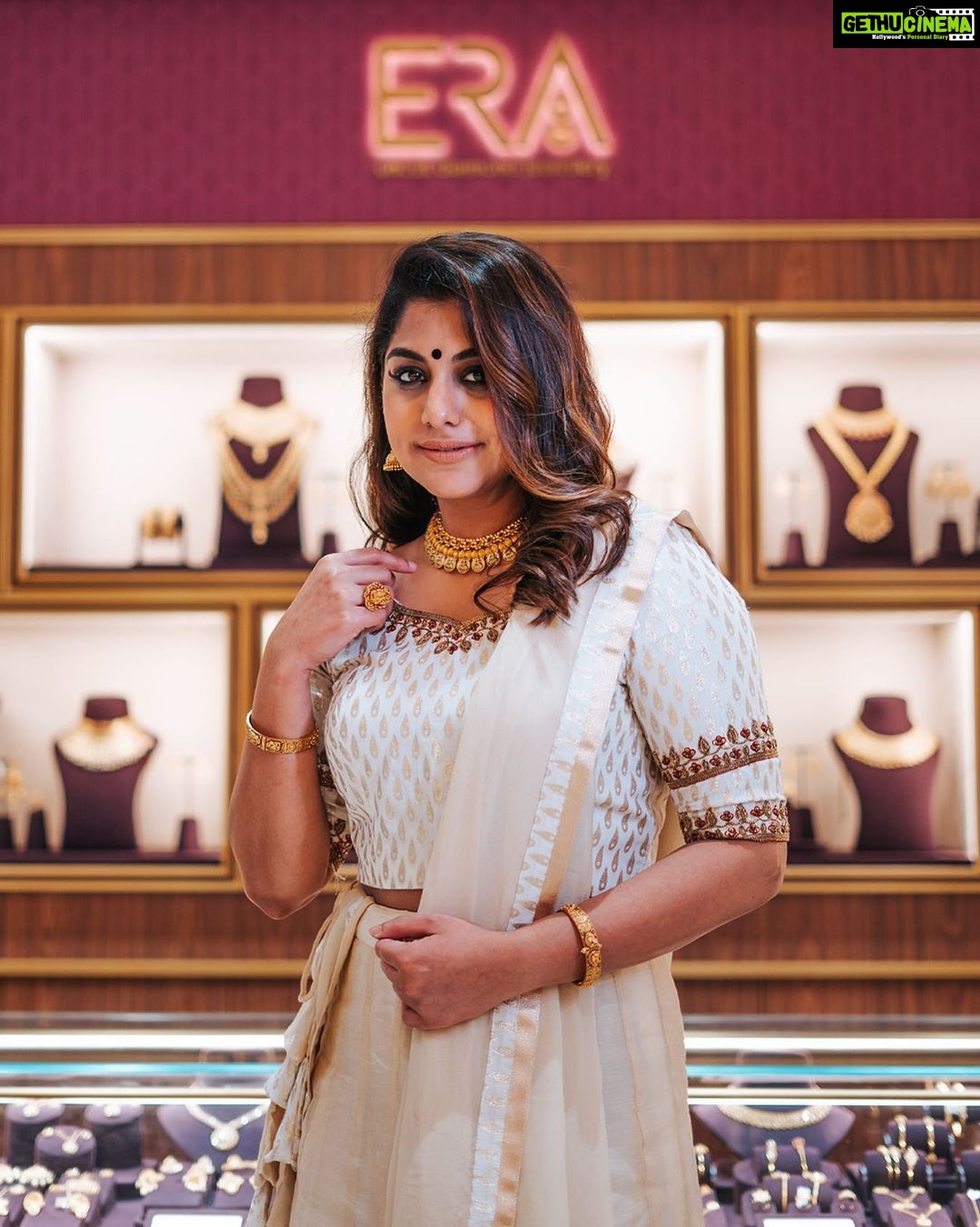 Meera Nandan Instagram - Getting ready for Akshaya Tritiya early as it will be a special one for me. Want to know why? Stay tuned 💫 Jewellery @malabargoldanddiamonds Costume @alankriti_insta . #malabargoldanddiamonds #akshayatritiya #gold #bestbuy #love #positivevibes #dubai #mydubai #malabargolddubai #instagood Dubai, United Arab Emiratesدبي