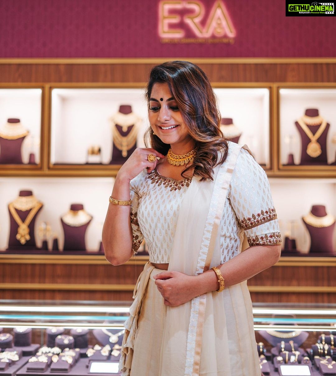 Meera Nandan Instagram - Just dropping these images here coz I dressed up after a loooong time! . Jewellery @malabargoldanddiamonds Costume @alankriti_insta . #dolledup #jewellery #neverenough #happyme #malabargoldanddiamonds #indianwear #love #instagood #instagram #happyweekend #allsmiles Dubai, United Arab Emiratesدبي