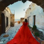 Mehrene Kaur Pirzada Instagram - Beautiful morning 🥰 @serkankaratasphotographer @museumhotel #cappadocia #turkey #göreme @beautifuldestinations Cappadocia / Kapadokya