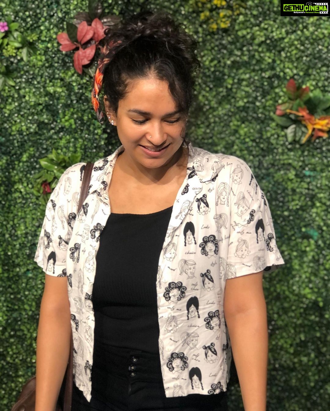 Misha Ghoshal Instagram - Coz looking down has always been my fav pose 😂 also coz m not a good poser 😂🙈