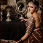 Monal Gajjar Instagram - 🎥🎬😍🥰😍 . Clicked :- @kushang.panchal In frame :- @monal_gajjar Muah :- @aanalsavaliya & team Outfit :- @shiboriindia Stylist :- @tw15ha Video :- @jaimin_roy_films Retouch :- @niravgajjar.photography #oldisgold #love #ethinicwear #monalgajjar #imqueen👸🏻👑