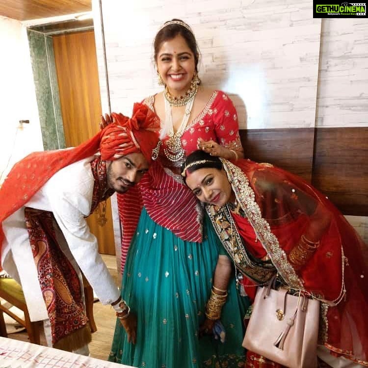 Monal Gajjar Instagram - Sukhi bhav 🥰🥰😘😘🙌 #blessed #love #familytime #happycouple