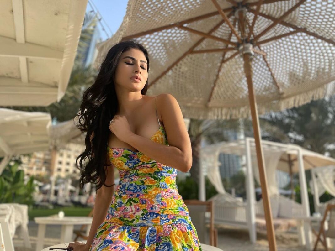 Mouni Roy Instagram - Yesterday we walked a while , picked up some flowers, ate a lot,read a lil, sat & lied down on the beach staring at the blank blue sky & then walked some more ... 📸 @nambiar13 Dubai, United Arab Emiratesدبي