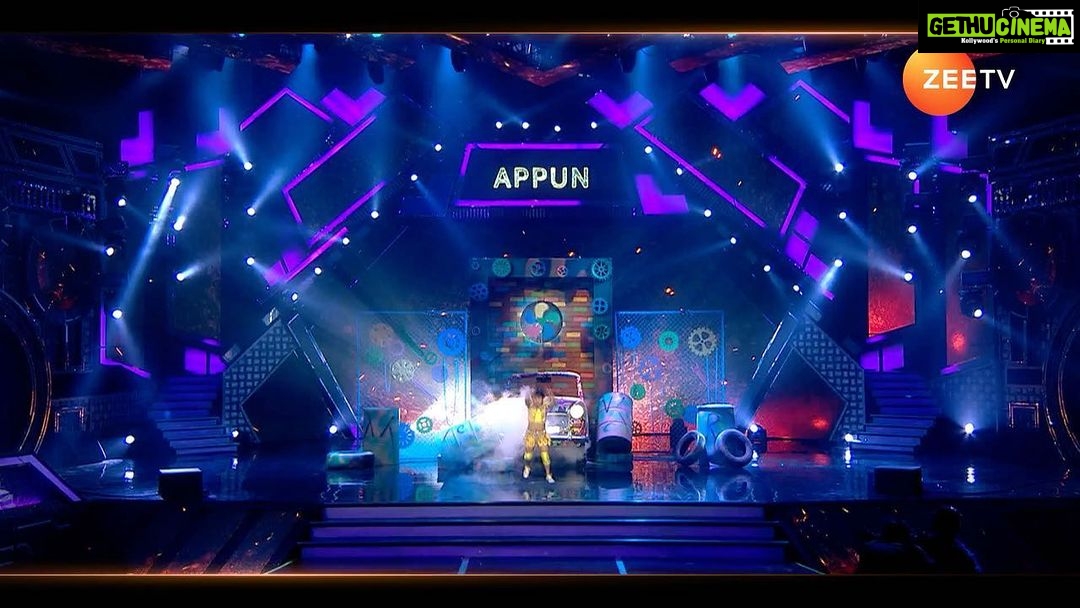 Mouni Roy Instagram - Jab #DID ke Tridev ho manch par, toh entertainment fun kaise na ho! 🤩🥰 Dekhiye #DIDLilMasters, iss weekend, raat 9 baje, sirf @zeetv par. #DanceKeBaap #GrandPremiere @remodsouza @iamsonalibendre @ijaybhanushali @fullscreenentertainment @jhavartika @vabs_blockbusterentertainer @paulmarshal @geeta_kapurofficial @terence_here