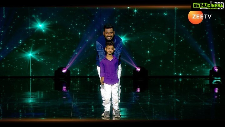 Mouni Roy Instagram - #AhmedRaza ki har performance, har baar ek nayi seekh de jaati hai. 👏 Dekhiye #DIDLilMasters, iss weekend, raat 9 baje, sirf @ZeeTV par. #DanceKeBaap @arunairanikohli @remodsouza @iamsonalibendre @ijaybhanushali @fullscreenentertainment @jhavartika @vabs_blockbusterentertainer @paulmarshal