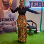 Mrunal Thakur Instagram - In between promotions 🏏 #jersey #cricket Pros don’t judge me bro 😎