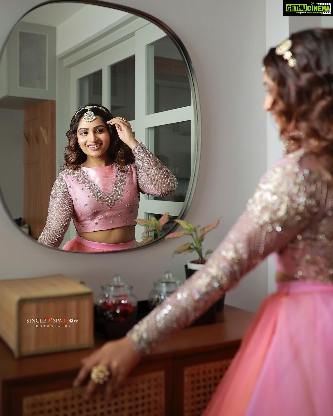 Nakshathra Nagesh Instagram - Being a part of 7th annual Vijay Television awards was extremely special and so was this look 🌸 Outfit @studio149 Make up @makeup_by_kez Hair @durga_hair_stylist Jewellery @new_ideas_fashions Photography @single_sparrow_photography We put this together on such short notice, but it all worked out so well 🥳 thank you team for making me look and feel like a princess! #vijaytelevisionawards #tamizhumsaraswathiyum